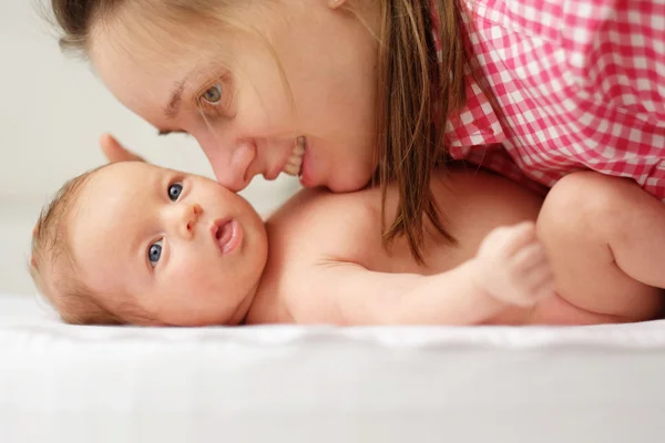 Nyfött barn med mamma — Stockfoto