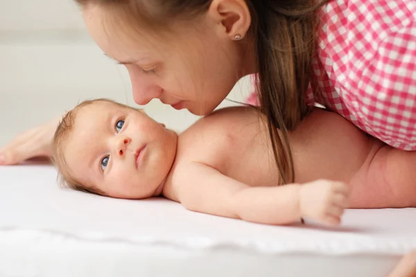 Yeni doğan bebek anne ile — Stok fotoğraf