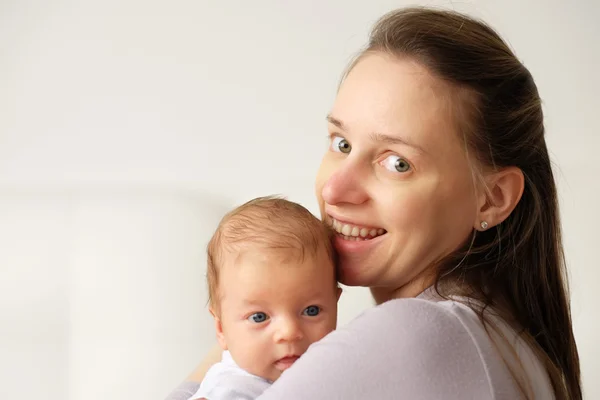 Bebê recém-nascido com mãe — Fotografia de Stock