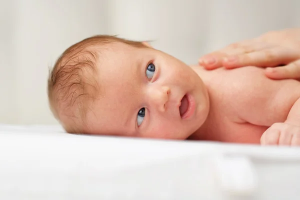 Массаж новорожденных — стоковое фото