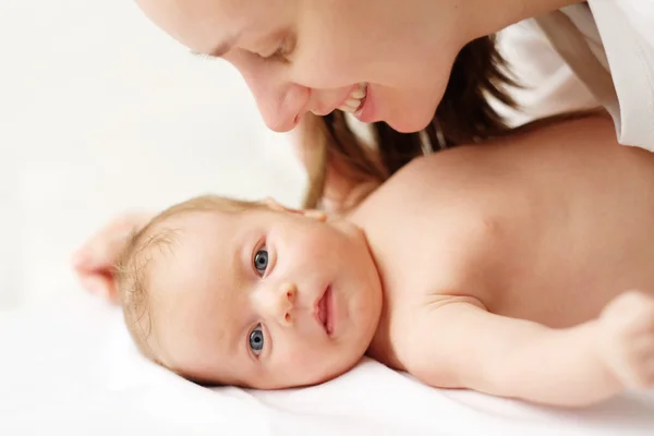 Nyfött barn med mamma — Stockfoto