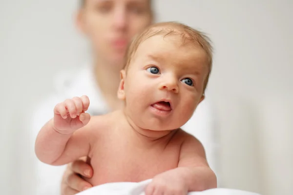 Pasgeboren baby met moeder — Stockfoto