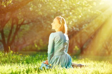 Parktaki güzel kadın.