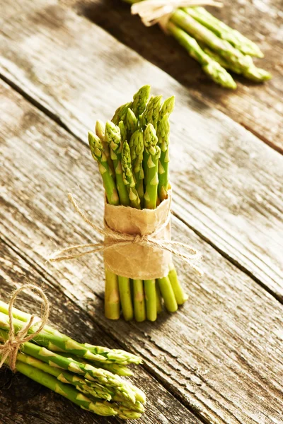 Bossen van verse asperges — Stockfoto