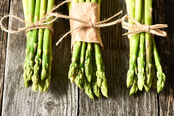 Bossen van verse asperges — Stockfoto