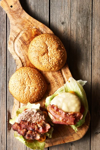 Tasty Home made cheeseburgers — Stock Photo, Image