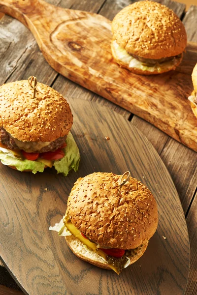 Tasty Home made cheeseburgers — Stock Photo, Image