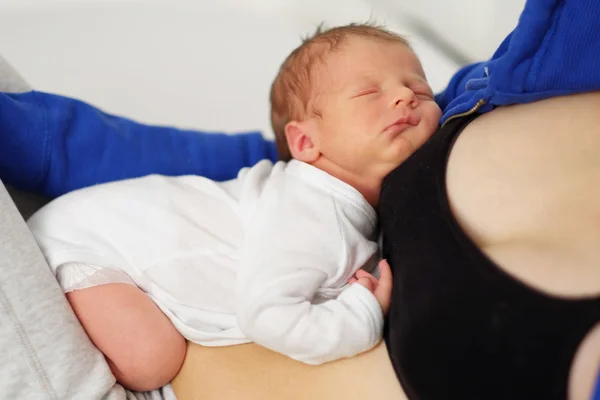 Bebé recién nacido con madre —  Fotos de Stock