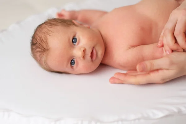 Pasgeboren baby massage — Stockfoto