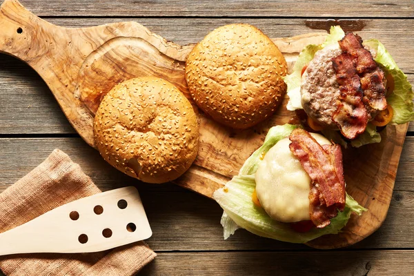 Tasty Home made cheeseburgers — Stock Photo, Image
