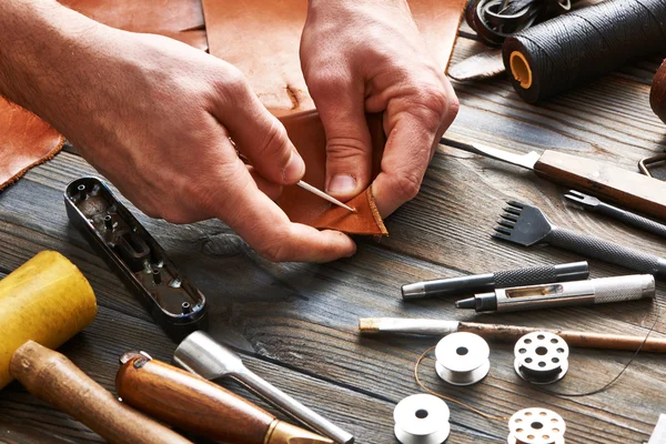 Man aan het werk met leer — Stockfoto