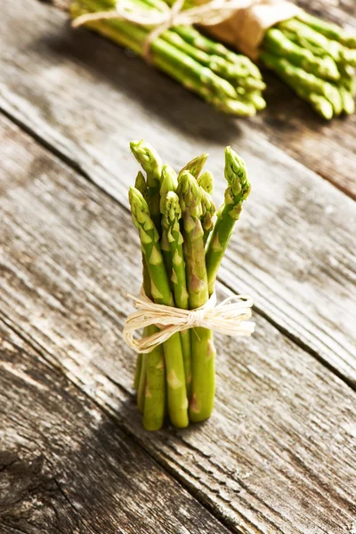 Bossen van verse asperges — Stockfoto