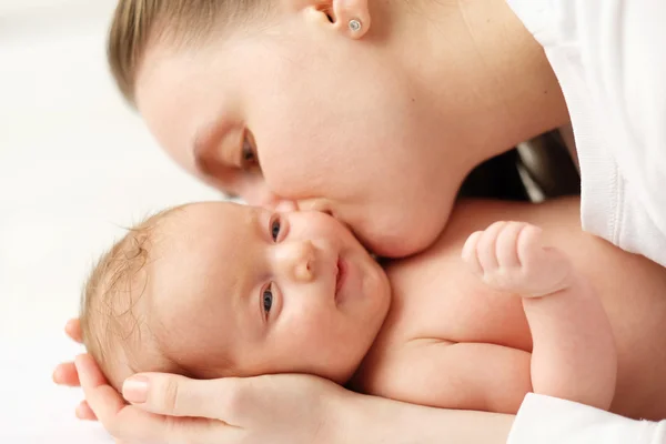 Neugeborenes Baby mit Mutter — Stockfoto
