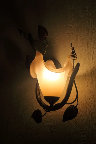 Lâmpada Ferro Forjado Brilha Noite — Fotografia de Stock