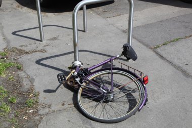 bir direğe bağlı kat Bisiklet