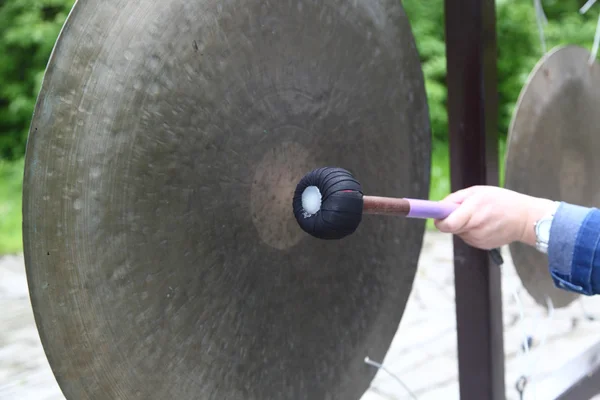 Gong in hand — Stock Photo, Image