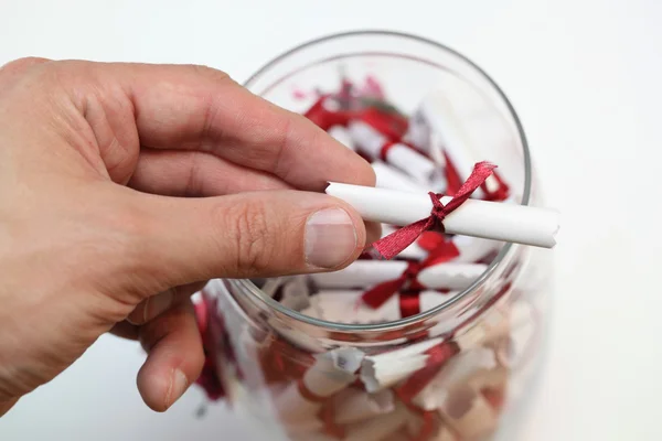 Een Glazen Pot Groeten Van Papier Met Een Rood Lint — Stockfoto