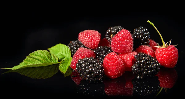 Reife Himbeeren Und Brombeeren Auf Schwarzem Hintergrund — Stockfoto