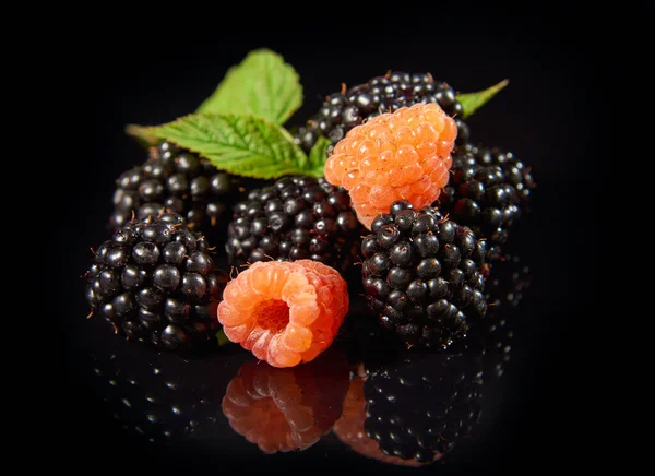 Reife Himbeeren Und Brombeeren Auf Schwarzem Hintergrund — Stockfoto