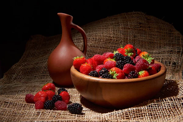 Brombeere Mit Himbeeren Auf Klette Hintergrund — Stockfoto