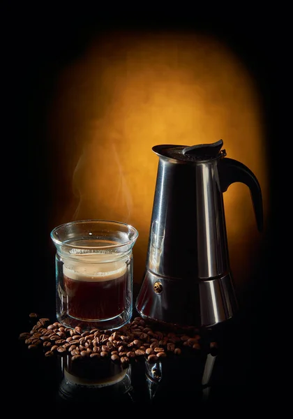 Geyser Kaffebryggare Och Glas Kopp Varmt Svart Kaffe Mörk Bakgrund — Stockfoto