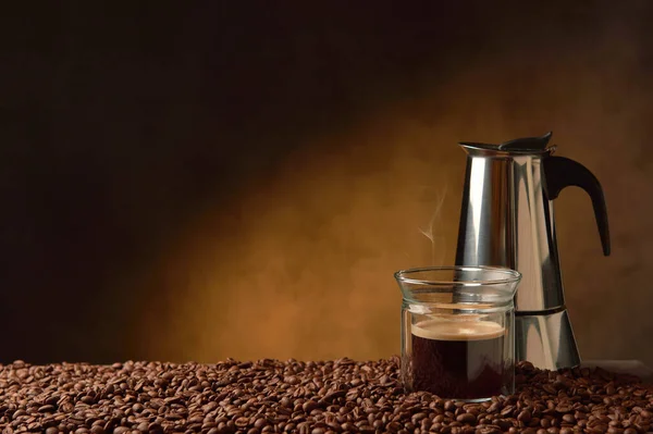 Geyser Kaffebryggare Och Glas Kopp Varmt Svart Kaffe Mörk Bakgrund — Stockfoto