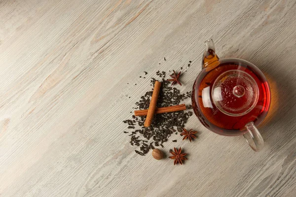 木製のテーブルの上にお茶とグラスティーポット — ストック写真