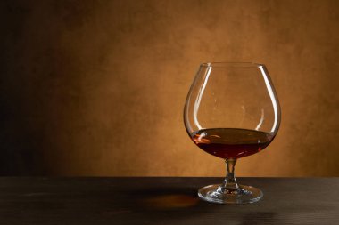 Konyak ya da konyak Tahta bir masada