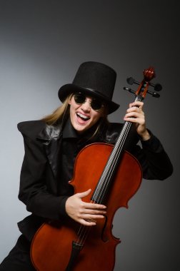 Müzik konsepti içinde klasik Çello çalan kadın