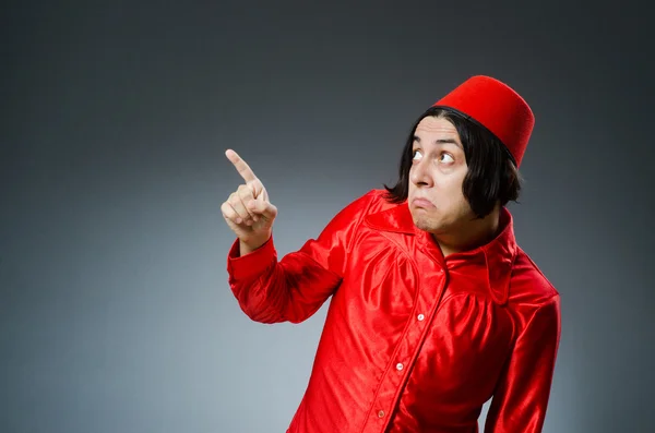 Homme portant un chapeau rouge fez — Photo