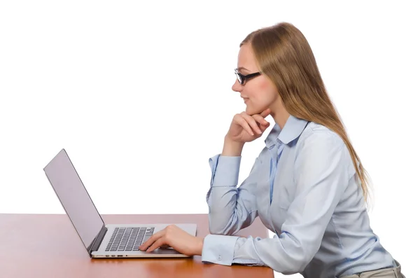 Büroangestellte am Arbeitstisch mit Laptop isoliert auf weiß — Stockfoto
