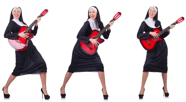 Nonne avec guitare isolée sur blanc — Photo