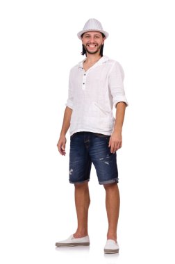 Şapkalı genç adam beyazlar içinde.