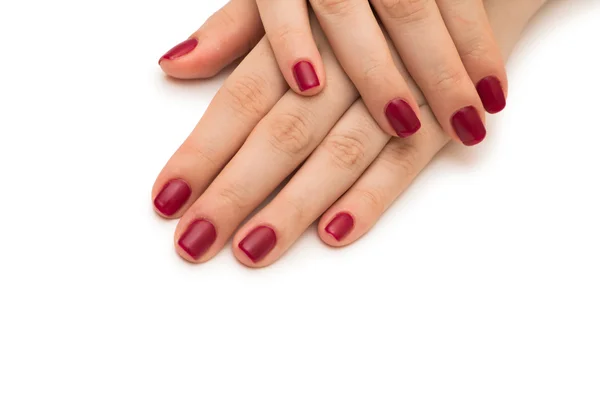 Žena ruce s červeným nehtem izolované na bílém — Stock fotografie
