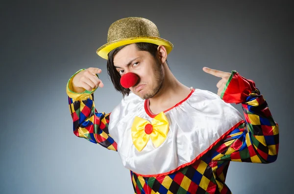 Смішний клоун на темному тлі — стокове фото