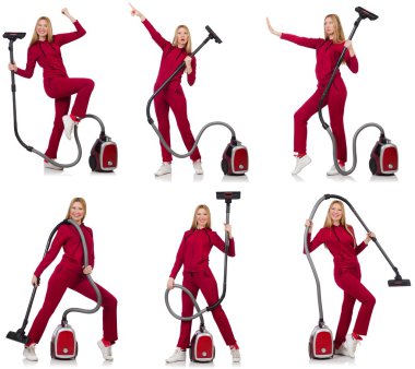 Elektrikli süpürgesi beyaz olan genç bir kadın.