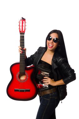 Beyaz tenli gitar çalan kadın
