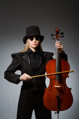 Müzik konsepti içinde klasik Çello çalan kadın