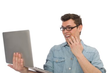 Beyaz tenli genç bir erkek öğrenci.