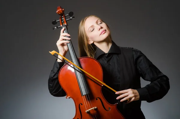 Mulher tocando violoncelo clássico no conceito de música — Fotografia de Stock