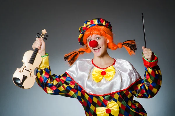 Clown in lustigem Konzept auf dunklem Hintergrund — Stockfoto