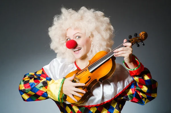 Clown in grappig concept op donkere achtergrond — Stockfoto