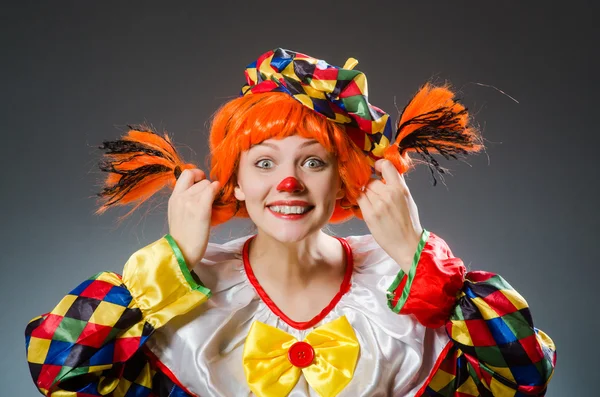 Clown in grappig concept op donkere achtergrond — Stockfoto