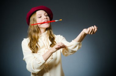 Stüdyoda çalışan komik bir sanatçı.