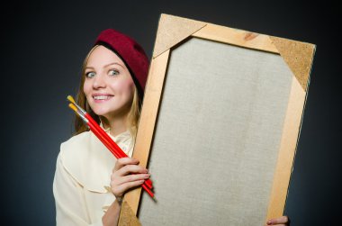 Stüdyoda çalışan komik bir sanatçı.