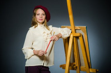 Stüdyoda çalışan komik bir sanatçı.