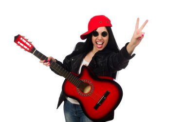 Beyaz tenli gitar çalan kadın