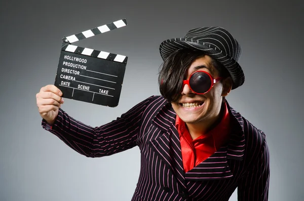 Homem engraçado com placa de filme — Fotografia de Stock