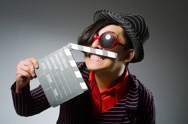 Hombre divertido con el tablero de la película — Foto de Stock