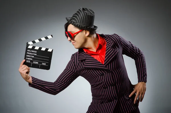 Homem engraçado com placa de filme — Fotografia de Stock